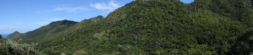 Vue panoramique de la terrasse sur mer et montagne
